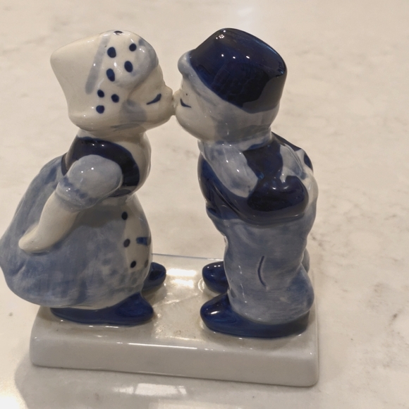 Art | Vintage Holland Kissing Dutch Boy Girl Hand Painted Delft Blue ...